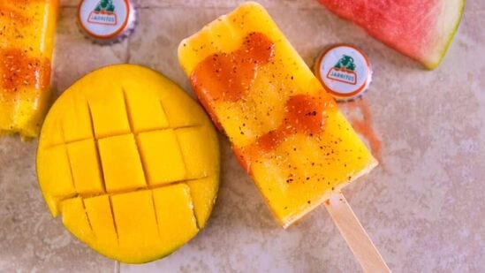 मँगो पॉपसिकल्स: ब्लेंडरमध्ये आंबा, नारळाचे दूध आणि मध एकत्र करा, नंतर पॉप्सिकल मोल्डमध्ये घाला आणि फ्रीझ करा. मँगो पॉपसिकल्स: ब्लेंडरमध्ये आंबा, नारळाचे दूध आणि मध एकत्र करा, नंतर पॉप्सिकल मोल्डमध्ये घाला आणि फ्रीझ करा.