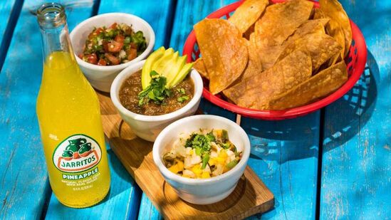 मँगो साल्सा: बारीक केलेला आंबा, जलापेनो, लिंबाचा रस आणि कोथिंबीर मिक्स करून गोड आणि तिखट साल्सा बनवा. टॉपिंग म्हणून कशासोबतही खाऊ शकता.&nbsp;