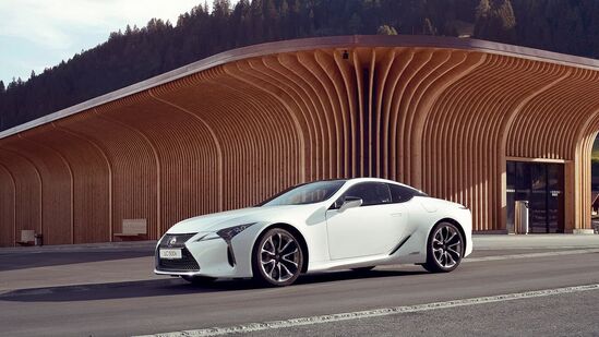 Lexus India ஆனது சமீபத்திய LC 500h மாடலை சந்தையில் அறிமுகப்படுத்தியுள்ளது.