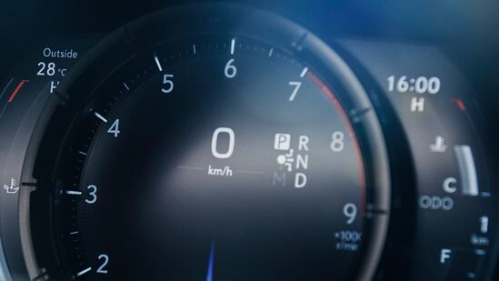 இந்த புதிய LC 500h இல் உள்ள டிஸ்ப்ளே, காரின் பின்புறம் 86 மிமீ அளவில் மாற்றியமைக்கப்பட்டுள்ளது.