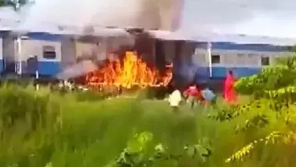 Kerala Train Fire: கேரளாவில் பயணிகள் ரயிலுக்கு தீ வைப்பு; அதிர வைக்கும் சிசிடிவி காட்சிகள் வெளியாகி பரபரப்பு!