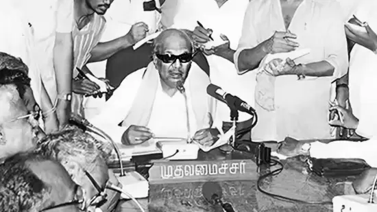 முன்னாள் முதலமைச்சரும் மறைந்த திமுக தலைவருமான கலைஞர் கருணாநிதியின் செய்தியாளர் சந்திப்பு - கோப்புப்படம்