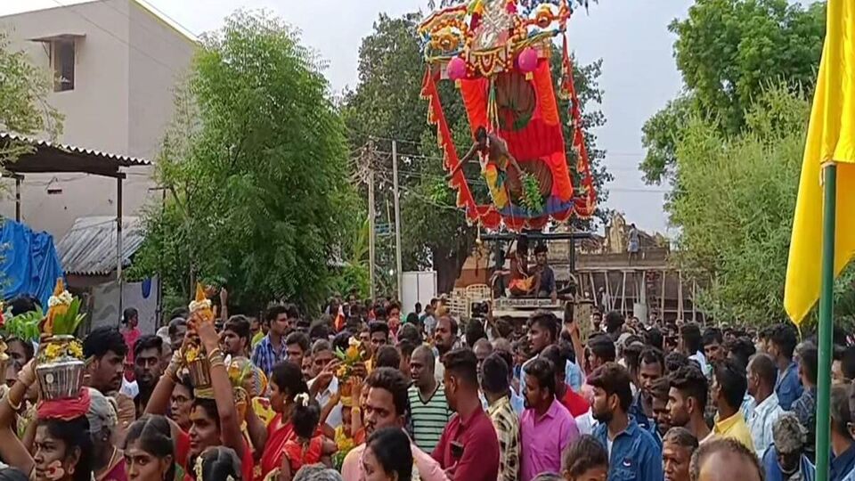 Bird Kavadi: காளியம்மன் கோயில் திருவிழா: பறவை காவடி எடுத்து ஊர்வலமாக வந்த பக்தர்கள்!