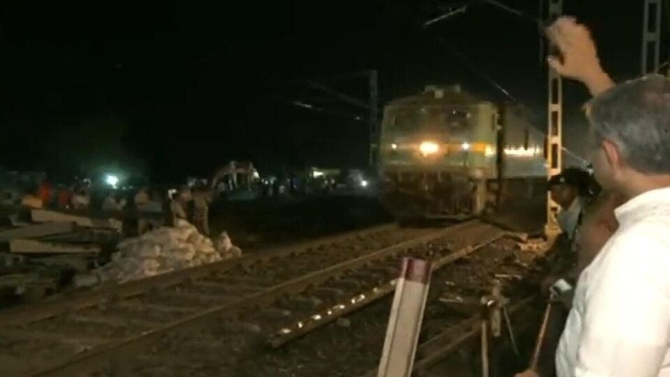 Odisha Train Accident விபத்து நடந்த இடத்தில் சரக்கு ரயில்