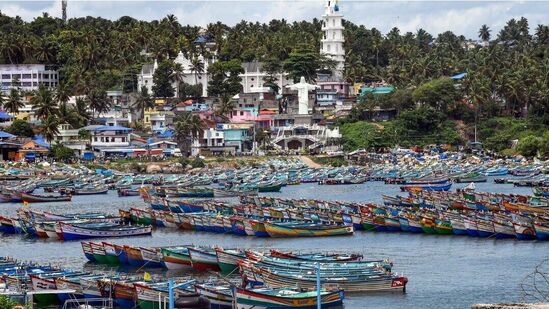 "மிகவும் தீவிரமான சூறாவளி புயல் பைபர்ஜோய் கிழக்கு-மத்திய அரபிக்கடலில் 2023 ஜூன் 08, 2330 மணி நேரத்தில் IST கோவாவிற்கு மேற்கு-தென்மேற்கே சுமார் 840 கிமீ, மும்பைக்கு மேற்கு-தென்மேற்கே 870 கிமீ தொலைவில் உள்ளது. அடுத்த 36 மணி நேரத்தில் படிப்படியாக மேலும் தீவிரமடையும். அடுத்த 2 நாட்களில் கிட்டத்தட்ட வடக்கு-வடமேற்கு நோக்கி நகருங்கள்" என்று IMD ட்வீட் செய்தது.&nbsp;