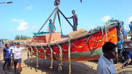 அரபிக்கடலில் புயல் பாதிக்கக்கூடிய பகுதிகளுக்கு மீனவர்கள் செல்ல வேண்டாம் என்றும் வானிலை துறை அறிவுறுத்தியுள்ளது.