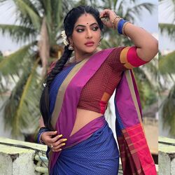 <p>தொடர்ந்து கோ 2 ,மணல் கயிறு உள்ளிட்ட படங்களில் ரேஷ்மா நடித்துள்ளார்.</p>