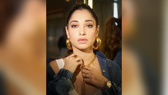 Tamannaah in white bra: தமன்னா வெள்ளை நிற பிராவுக்கு மேல் டெனிம் ஜாக்கெட் அணிந்து புகைப்படங்களுக்கு போஸ் கொடுத்துள்ளார்.