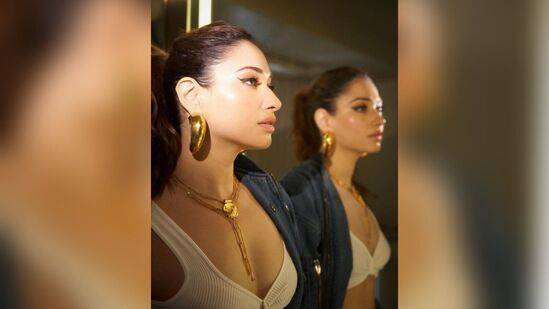 Tamannaah in white bra: இந்தப் படங்களில் தமன்னா மிகவும் சூடாக இருக்கிறார். அவள் வெள்ளை நிற பிரா மற்றும் டெனிம் ஜாக்கெட் அணிந்து அதற்கு ஏற்ற நகைகளுடன் காணப்பட்டார். இந்த படங்களை கண்ட ரசிகர்கள் மயக்கத்தில் உள்ளனர்.