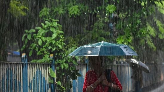 திங்கள்கிழமை பிற்பகல்-மாலை நேரத்தில் ஹவுரா, ஹூக்ளி, புர்பா பர்தாமான், பாங்குரா, புருலியா, பஸ்சிம் மெதினிபூர் உள்ளிட்ட பல மாவட்டங்களில் மணிக்கு 40-50 கிமீ வேகத்தில் சூறைக்காற்று வீசியதாக வானிலை ஆய்வு மையம் தெரிவித்துள்ளது.