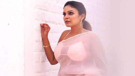 சமீபத்தில் வெள்ளை நிற சேலையில் முன்னழகு தெரிய கவர்ச்சி புகைப்படங்களை தனது இன்ஸ்டாகிராமில் பதிவேற்றி இருக்கிறார்.