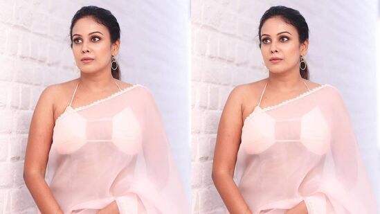 ஒரு மாதிரி இருக்கம் அந்த புகைப்படங்களுக்கு இளைஞர்கள் மார்க் போட்டு ஹார்டின் மழை பொழிந்து வருகின்றனர்.