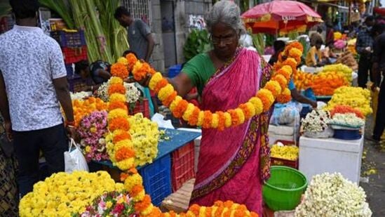 இறைவனுக்கு பூஜை செய்யும் பொருட்களில் முக்கியமான ஒன்று பூக்கள். செயற்கை பூக்கள், பிளாஸ்டிக் பூக்கள் போன்றவை பூஜைக்கு பயன்படுத்த வேண்டாம். இயற்கையான நறுமணம் கமழும் பூக்களை கொண்டு பூஜை செய்யுங்கள்.&nbsp;