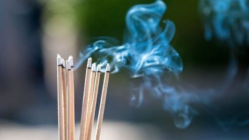 Vastu Tips இந்த இரண்டு நாட்களில் தப்பி தவறி கூட பத்தி கொழுத்திடாதீங்க