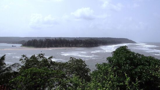 கூர்க், கர்நாடகா: தமிழில் குடகு மலை என்ற அழைக்கப்படும் கூர்க் இயற்கை காதலர்களுக்கான சிறந்த இடமாக உள்ளது. இந்த பருவமழை காலத்தில் கூர்க்கின் உண்மையான அழகை கண்டு ரசிக்கலாம். காபி கொட்டை பயிரிடுதல், மசாலா மற்றும் நறுமண பொருள்களின் தோட்டங்கள், நீர்வீழ்ச்சிகள் ஆகியவை இங்கு கண்டிப்பாக பார்க்க வேண்டிய இடங்களாக உள்ளன. அங்கிருக்கும் அப்பே நீர்வீழ்ச்சி சென்று பருவமழையில் நனைந்தபடி இளைப்பாரலாம்