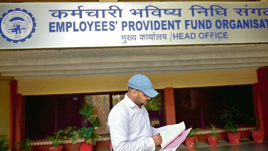 EPFO போர்ட்டலில் பணியாளர் தரவை திருத்த அல்லது புதுப்பிக்க முதலாளிகள் மற்றும் ஊழியர்கள் அனுமதிக்கப்பட்டுள்ளனர் என்றும் HR நிபுணர்கள் குறிப்பிட்டுள்ளனர். ஆனால் இப்போது அத்தகைய திருத்த வேலைகளை EPFO ​​மூலம் மட்டுமே செய்ய முடியும். EPFO மூலம் இந்தத் தரவைப் புதுப்பிக்க 2 மாதங்களுக்கு மேல் ஆகும். இதன் விளைவாக, முழு செயல்முறையும் மெதுவாக உள்ளது. இதனால், நிதி மேலாளரின் பணிச்சுமையும் அதிகரித்து வருகிறது.&nbsp;