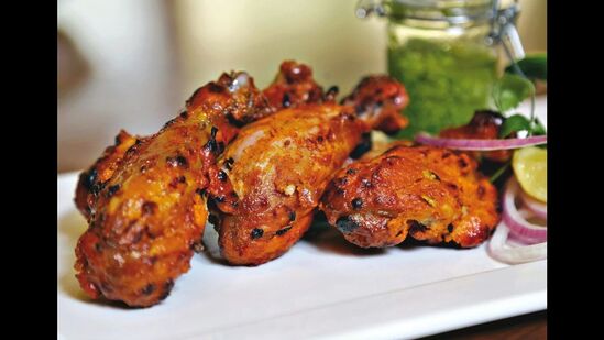 Chicken Tandoori : நீங்கள் இதை மாலை நேர சிற்றுண்டியாக கூட செய்து சாப்பிடலாம். ஆனால் இரவு உணவு சாப்பிட முடியாது. பரவாயில்லை இதோடு நிறுத்திவிடலாம். உங்கள் நண்பர்களுடனான சந்திப்பை மேலும் சுவாரஸ்மாக்கும் இந்த தந்தூரி சிக்கன். குழந்தைகளுக்கும் பிடிக்கும். எனவே மறக்காம எப்படின்னு செஞ்சுபாத்துடுங்க.