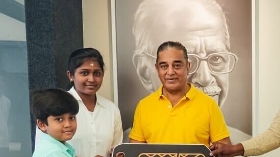 கோவை ஓட்டுநர் ஷர்மிளாவுக்கு கார் வழங்கிய மக்கள் நீதி மய்யம் தலைவர் கமல்ஹாசன் கோவை ஓட்டுநர் ஷர்மிளாவுக்கு கார் வழங்கிய மக்கள் நீதி மய்யம் தலைவர் கமல்ஹாசன்
