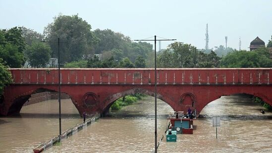 டெல்லி சலீம் கர் அருகே சாலையின் மேல் பெருக்கெடுத்து ஓடும் &nbsp;வெள்ளம்