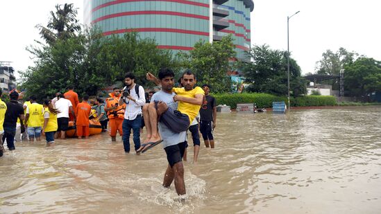 டெல்லியின் யமுனா பஜார் பகுதியில் NDRF பணியாளர்களின் நிவாரணப் பணிகள்.