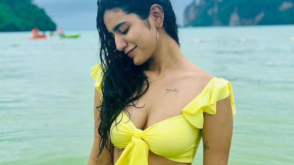 Priya Varrier: அட..! கண்ணழகி பிரியாவா இது..! வைரலாகும் பிகினி போட்டோஸ்!