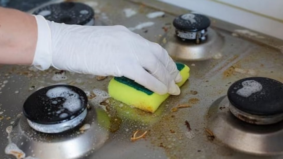 Damp in kitchen மழைக்காலத்தில் சமையலறையை சுத்தமாக வைத்திருப்பது