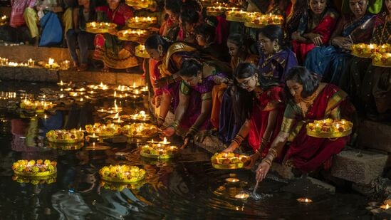 பத்மினி ஏகாதசி நாளில், ஸ்ரீ ஹரி விஷ்ணுவின் முன் ஒன்பது முனை தீபத்தால் அணையாத சுடரை ஏற்றவும். இவ்வாறு செய்வதன் மூலம் பணியில் உள்ள அனைத்து விதமான பிரச்சனைகளும் நீங்கும். (AP புகைப்படம்/ரபிக் மக்பூல்)