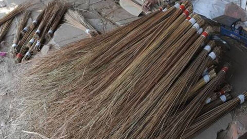 Broom Vastu துடைப்பத்தை இப்படி வைத்தால் வீட்டில் செல்வம் தங்காது ஏன்
