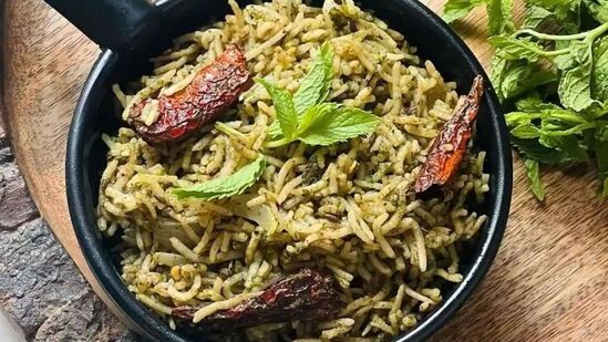 Mint, Coriander Rice : இந்த புதினா மல்லி சாதத்தை நீங்கள் சமைத்த அல்லது சமைக்காத எந்த சாதத்தில் வேண்டுமானாலும் செய்ய முடியும். சமைக்காத அரிசி என்றால் இரண்டு கப் எடுத்து ஊறவைத்துக்கொள்ள வேண்டும். சமைத்த சாதம் என்றால் 4 கப் எடுத்து வைத்துக்கொள்ள வேண்டும்.