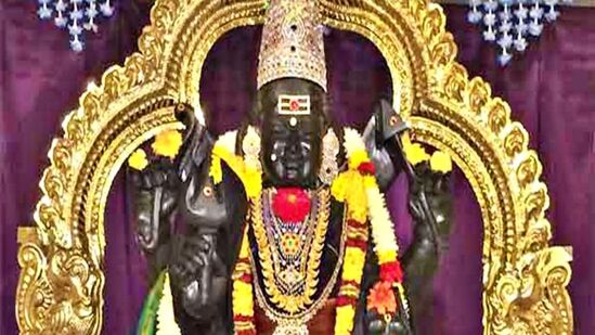 கும்ப ராசிக்காரர்களுக்கு சனி பகவான் பல வரங்களை தருகிறார். சனியின் சிறப்பு கவனம் இந்த ராசிகள் மீது உண்டு. &nbsp;இவர்களுக்கு சனி பகவானின் அருளால் எதிர்பாராத பணம் கிடைக்கும்.