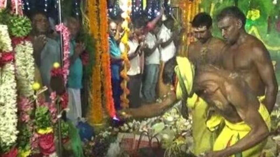 Namakkal : ஆண்கள் மட்டுமே பங்கேற்ற திருவிழா.. 200 க்கும் மேற்பட்ட ஆடுகள்.. 5 ஆயிரம் பேருக்கு மேல் பங்கேற்பு!