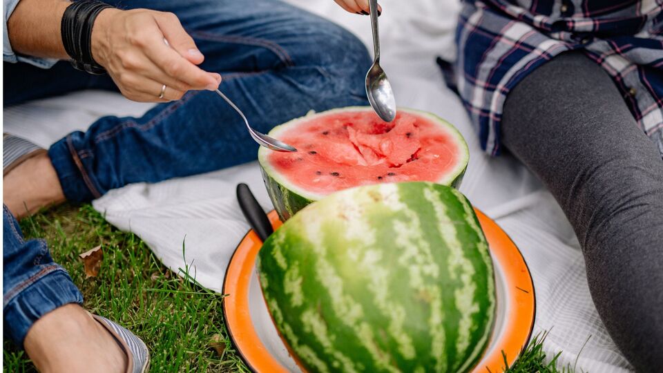 Watermelon: வெறும் வயிற்றில் தர்பூசணி.. யாரெல்லாம் சாப்பிடக் கூடாது தெரியுமா?