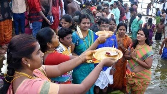 அவ்வை விரதம் : அவ்வையார் நோன்பின் சிறப்புகளில் மிகவும் முக்கியமானது இது முழுக்க முழுக்க பெண்கள் மட்டுமே செய்யும் நோன்பாகும். &nbsp;பெண்கள் செய்யும் வரலட்சுமி விரத பூஜையில் ஆண்கள் கலந்து கொள்வார்கள். இந்த அவ்வையார் நோன்பு எந்த ஆணுடைய கண்ணிலும் படாதவாறு பெண்கள் தனியே இந்த நோன்பை மேற்கொள்வார்கள். இளம் பெண்கள் முதல் வயதான சுமங்கலிகள் வரை ஒரு பகுதியில் இருக்கும் அனைத்து பெண்களும் ஒன்று கூடி இந்த விரதம் இருந்து நோன்பை மேற்கொள்வார்கள். &nbsp;சுமங்கலி பெண்ணின் தலைமையில் இந்த நோன்பு நடத்தப்படும். நோன்பு படைபதற்கான கொழுக்கட்டைக்கு, அரிசியை தனியாக ஊறவைத்து, காய வைத்து மாவாக அரைத்து தனியாக வைத்திருப்பார்கள். அதை உப்பு சேர்க்காமல் பிசைந்து கொழுக்கட்டை செய்து வழிபடுவார்கள். திருமணம் ஆக நோன்பிருக்கும் இளம் பெண்கள் தங்கள் மனதுக்கு பிடித்த ஆணின் உருவத்தை கொழுக்கட்டையாக பிடித்து வழிபடுவார்கள்.&nbsp;