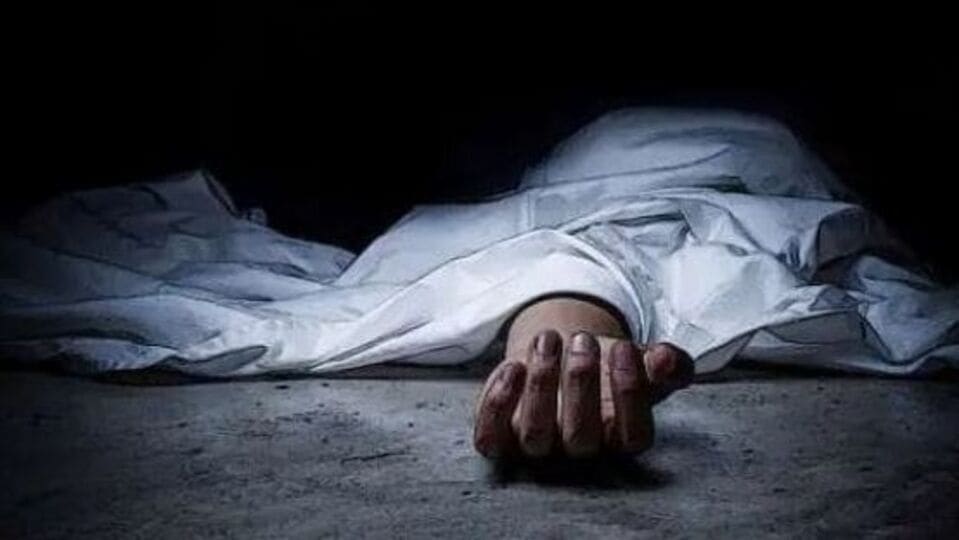 VAO Suicide : கடன் பிரச்சனை.. வாயில் நுரை தள்ளிய நிலையில் கிடந்த வி.ஏ.ஓ.. மதுவில் விஷம் கலந்து தற்கொலை!