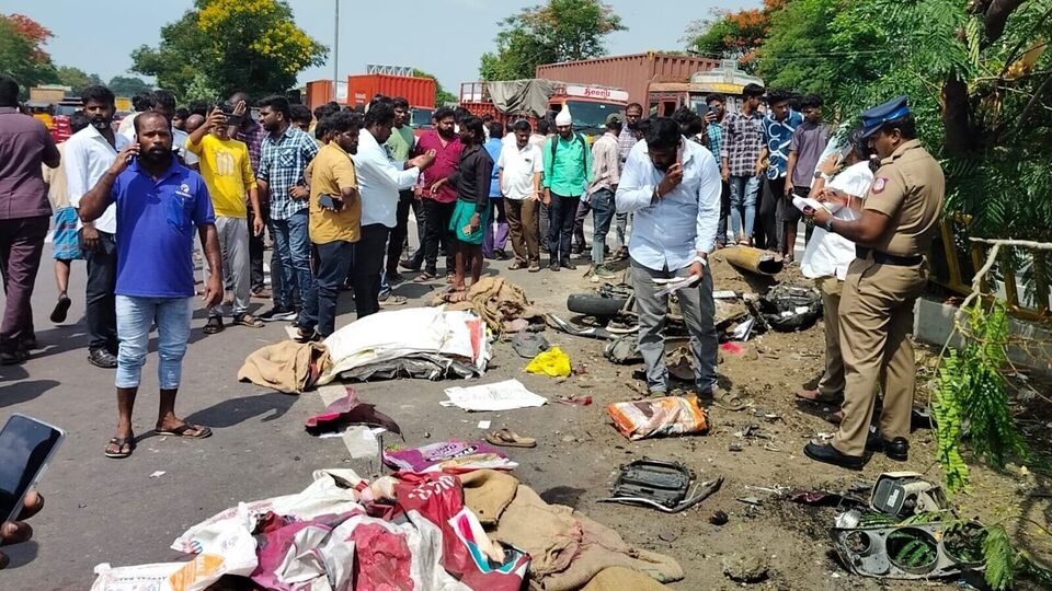 Chengalpattu Accident : செங்கல்பட்டில் கோர விபத்து - 6 பேர் உடல் சிதறி சம்பவ இடத்திலேயே உயிரிழந்த சோகம்!