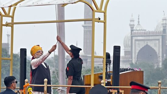 நாட்டின் 77வது சுதந்திர தினத்தை முன்னிட்டு தேசிய கொடியை ஏற்றிய பிரதமர் மோடி&nbsp;