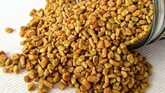 Benefits of Fenugreek : வெந்தயம், ஊட்டச்சத்துக்கள் நிறைந்த ஒரு மசாலாப்பொருள். இது பெரும்பாலும் தாளிப்பதற்கு பயன்படுத்தப்படுகிறது. இதை முளைக்கட்டி சாப்பிடுவது அல்லது அதை ஊறவைத்த தண்ணீரை பருகுவது உடலுக்கு நல்லது என்று நிபுணர்கள் கூறுகிறார்கள்.