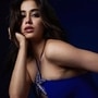 <p>Janhvi Kapoor Hot Photos: இந்த நீல நிற உடையில் உண்மையான நகைகள் ஏதுமின்றி இயற்கை அழகை வெளிப்படுத்துகிறார் ஜான்வி.</p>