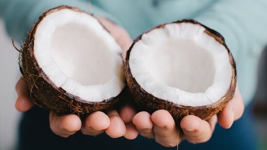 Benefits of Coconut : வளர்சிதை மாற்றத்துக்கு உதவி, உடல் வளர பெரும்பங்கு வகிக்கும் தேங்காயின் நன்மைகள் என்ன?