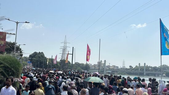 விமான கண்காட்சிக்கான ஆயத்தத்தை அடுத்து, நகரின் முக்கிய வழித்தடமான விஐபி சாலையில் போக்குவரத்து நிறுத்தப்பட்டது.