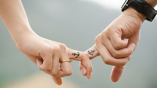 மனைவி சொல் கேட்டு குடும்பத்தை நல்ல முறையில் கொண்டு செல்லும் ராசிகள் ரிஷபம், கடகம், கன்னி, விருச்சிகம், மகரம், மீனம் இவை பெண்ணுக்குரிய ராசிகள். இந்த 6 ராசிகளைச் சேர்ந்த கணவன் இருந்தால் நீங்கள் கொடுத்துவைத்த மனைவிகள். இந்த ராசிகளை சேர்ந்த மனைவிகள் குடும்ப சந்தோசத்திற்காக பிரச்னைகளை தீர்ப்பதில் முதன்மையாக இருப்பார்கள். மனைவி சொல் கேட்டு குடும்பத்தை நல்ல முறையில் கொண்டு செல்லும் ராசிகள் ரிஷபம், கடகம், கன்னி, விருச்சிகம், மகரம், மீனம் இவை பெண்ணுக்குரிய ராசிகள். இந்த 6 ராசிகளைச் சேர்ந்த கணவன் இருந்தால் நீங்கள் கொடுத்துவைத்த மனைவிகள். இந்த ராசிகளை சேர்ந்த மனைவிகள் குடும்ப சந்தோசத்திற்காக பிரச்னைகளை தீர்ப்பதில் முதன்மையாக இருப்பார்கள்.