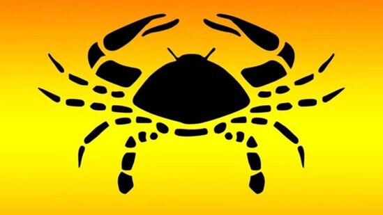 கடகம்நீர் ராசி என்று அழைக்கப்படுகிறது. நீரின் தன்மை குளிர்ச்சியானது, மென்மையானது. அதேபோல் இவர்கள் இருக்கும் இடம் அமைதியாகவும், மென்மையாகவும் இருக்கும். ஒரு பாத்திரத்தில் நீர் ஊற்றும்போது அந்த பாத்திரத்தில் எப்படி தண்ணீர் சென்று இருந்துகொள்கிறதோ அதோபோல் இவர்கள் ஒரு மனைவி எப்படி இருந்தாலும், அவர்களுடன் சேர்ந்து குடும்பத்தை சிறப்பாக வழிநடத்தி செல்வார்கள். கடகம்நீர் ராசி என்று அழைக்கப்படுகிறது. நீரின் தன்மை குளிர்ச்சியானது, மென்மையானது. அதேபோல் இவர்கள் இருக்கும் இடம் அமைதியாகவும், மென்மையாகவும் இருக்கும். ஒரு பாத்திரத்தில் நீர் ஊற்றும்போது அந்த பாத்திரத்தில் எப்படி தண்ணீர் சென்று இருந்துகொள்கிறதோ அதோபோல் இவர்கள் ஒரு மனைவி எப்படி இருந்தாலும், அவர்களுடன் சேர்ந்து குடும்பத்தை சிறப்பாக வழிநடத்தி செல்வார்கள்.