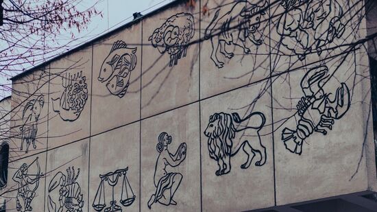 ஜோதிடத்தில் ஆண், ராசிகள் பெண் ராசிகள் என இரு வேறு ராசிகள் உண்டு. ஆண் குழந்தை பெண் ராசியிலும் பிறப்பார்கள். பெண் குழந்தை ஆண் ராசியில் பிறப்பார்கள். இதனால் எந்த பிரச்னையும் இல்லை. இந்த பெண் ராசியில் பிறந்த ஆண்கள், அமைதியாகவும், பொறுமையாகவும் இருப்பார்கள். அவர்கள் குடும்பத்திற்காக தனது மனைவியிடம் விட்டுக்கொடுத்து செல்வார்கள். ஜோதிடத்தில் ஆண், ராசிகள் பெண் ராசிகள் என இரு வேறு ராசிகள் உண்டு. ஆண் குழந்தை பெண் ராசியிலும் பிறப்பார்கள். பெண் குழந்தை ஆண் ராசியில் பிறப்பார்கள். இதனால் எந்த பிரச்னையும் இல்லை. இந்த பெண் ராசியில் பிறந்த ஆண்கள், அமைதியாகவும், பொறுமையாகவும் இருப்பார்கள். அவர்கள் குடும்பத்திற்காக தனது மனைவியிடம் விட்டுக்கொடுத்து செல்வார்கள்.