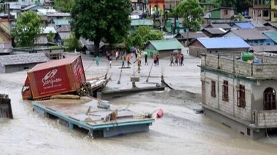 Sikkim Flash Floods: சிக்கிம் மாநிலத்தில் திடீரென பெய்த அதீத கனமழை காரணமாக தீஸ்தா நதியில் கடும் வெள்ளப் பெருக்கு ஏற்பட்டது. இதில் 14 பேர் உயிரிழந்தனர். 100-க்கும் மேற்பட்டோரை காணவில்லை.