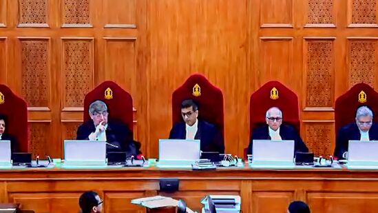 உச்ச நீதிமன்ற தலைமை நீதிபதி டி.ஒய்.சந்திரசூட், நீதிபதிகள் சஞ்சய் கிஷன் கவுல், எஸ்.ரவீந்திர பட், ஹிமா கோலி, பி.எஸ்.நரசிம்மா ஆகியோர் அடங்கிய அரசியல் சாசன அமர்வு இத்தீர்ப்பு வழங்கியது.&nbsp;