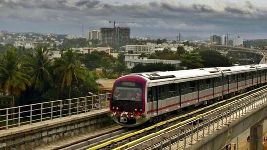 உலகக் கோப்பை கிரிக்கெட் போட்டிக்காக பெங்களூருவில் உள்ள நம்ம மெட்ரோ ரயில் சின்னசாமி மைதானத்தில் தயாராகி வருகிறது