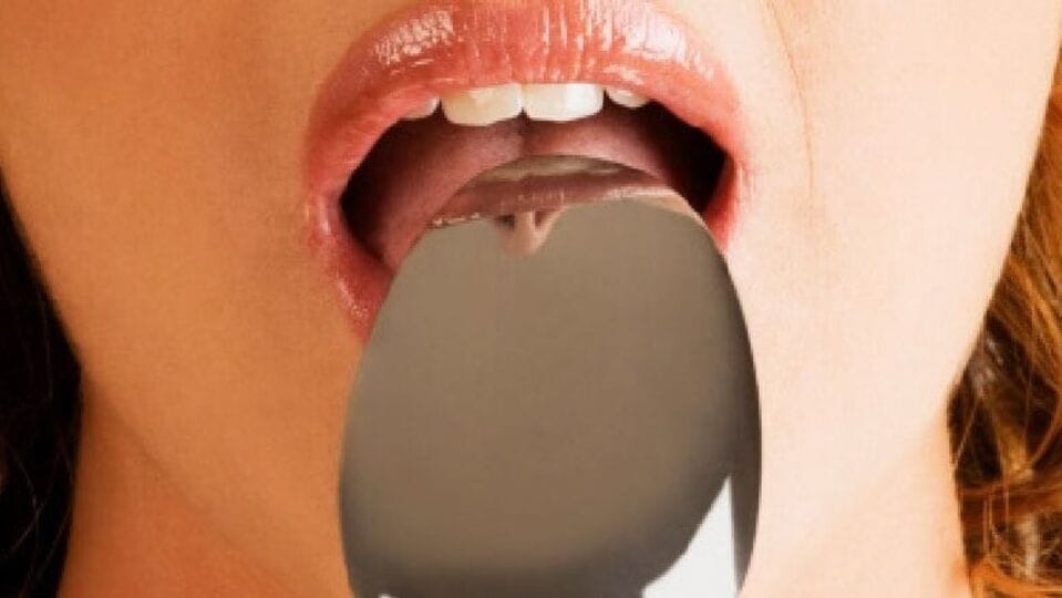 Tongue and Spoon Test : வீட்டில் உள்ள ஒரு ஸ்பூனை எடுங்கள், உங்களுக்கு என்ன வியாதி என்று கூறுகிறோம்!