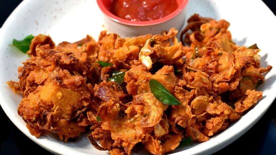 Onion Pakoda : மழையின் ஃபெஸ்ட் ஃபிரண்ட்! வேறென்ன? வெங்காய பக்கோடா செய்ய கத்துகோங்க!