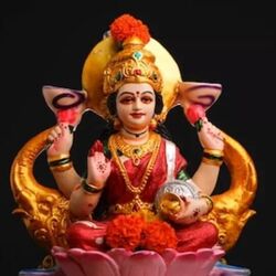 <p>இந்நாளில் லட்சுமி தேவி வீடு வீடாக வந்து செல்வதாக ஐதீகம். எனவே வீட்டின் அனைத்து அம்சங்களும் சரியாக சுத்தம் செய்யப்படுகின்றன. ஆனால் நரக சதுர்தசி கொண்டாடப்படுவதற்குப் பின்னால் ஒரு மத நம்பிக்கையும் உள்ளது. நரகாசுரனை கிருஷ்ணர் கொன்றது நரகா சதுர்தசி நாளில்தான் என்று கூறப்படுகிறது. இந்த நேரத்தில் சில சிறப்பு நடவடிக்கைகளும் எடுக்கப்படுகின்றன. அந்த ஏற்பாடுகளை பற்றி தெரிந்து கொள்வோம்.</p>