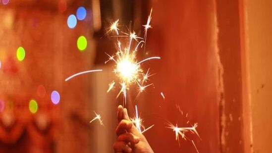 Diwali 2023: நாடு முழுவதும் தீபாவளி பண்டிகை களைகட்டி இருக்கும் நிலையில், 13 கிராமங்களில் தீபாவளி கொண்டாடுவதே கிடையாது என்கிறார்கள்.